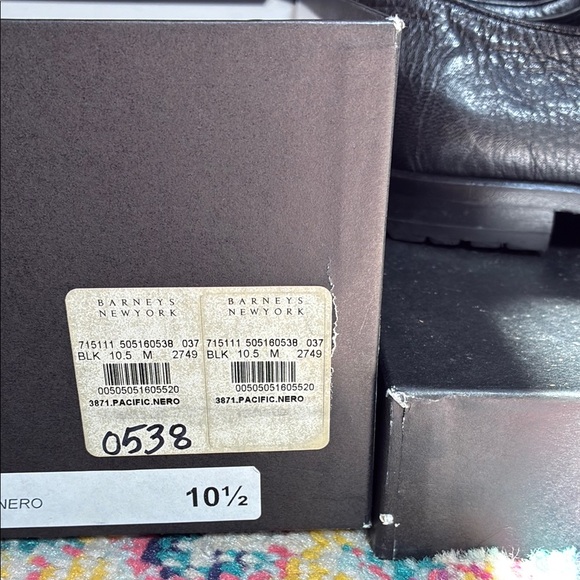 Barneys New York Black Oxfords Classic Leather Design - Picture 2 of 4